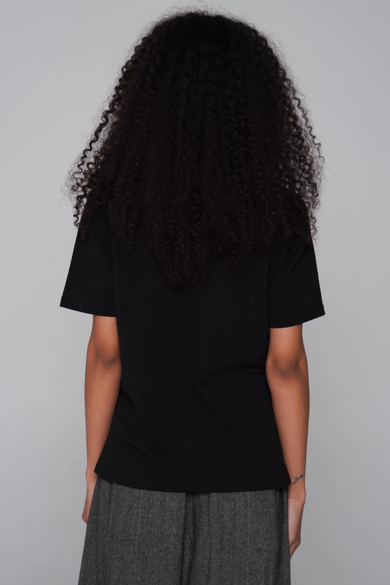 WOMEN'S PREMIUM BASIC T-SHIRT BLACK back view