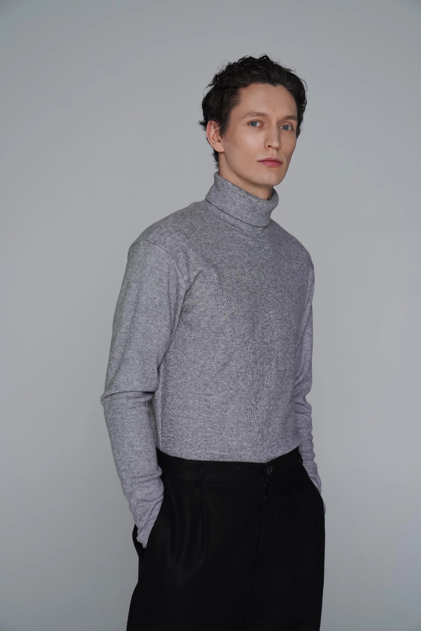SAINT ISSA ASH GREY TURTLENECK TONE-ON-TONE detail