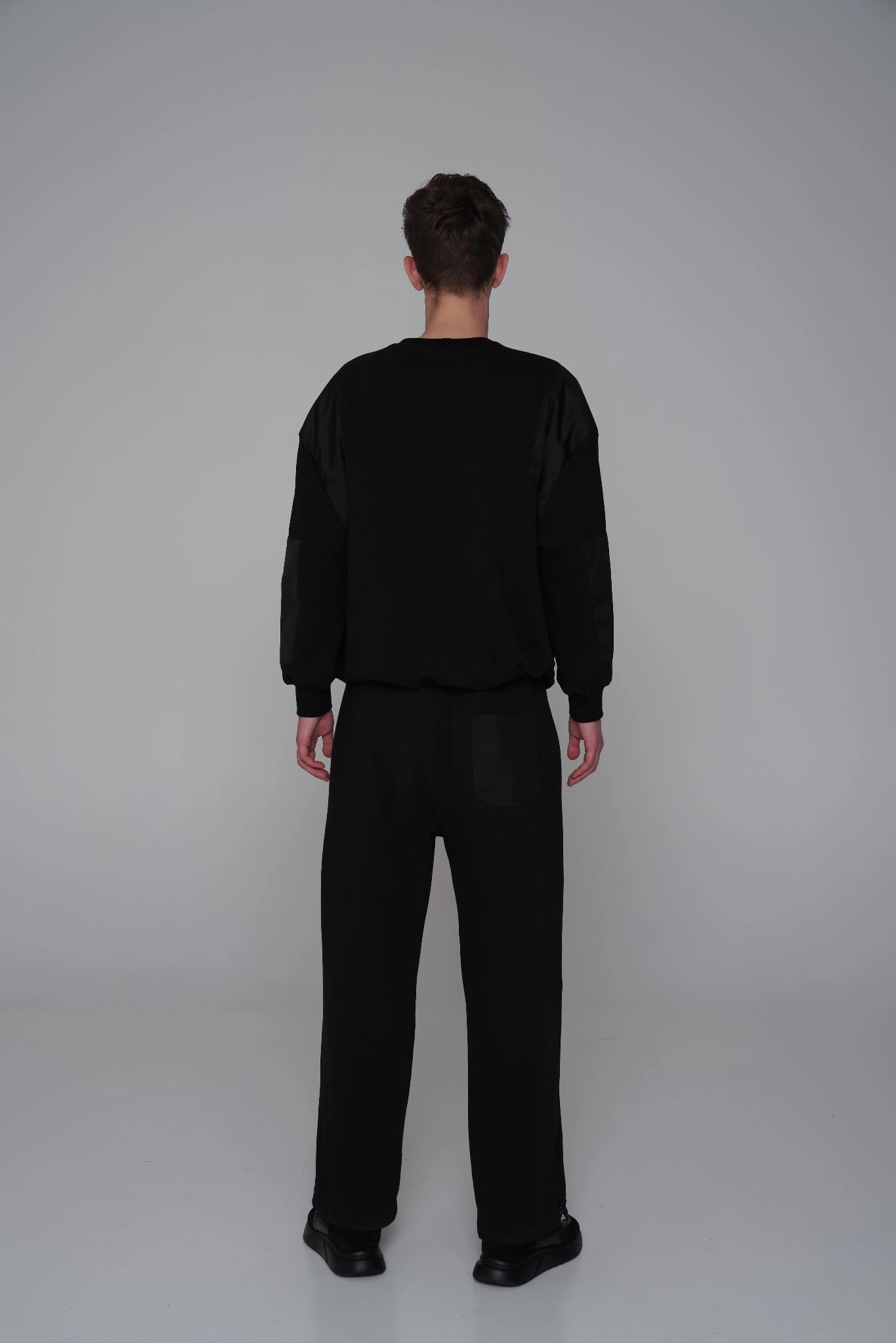 MEN'S URBAN LUXE BLACK SWEATSHIRT detail