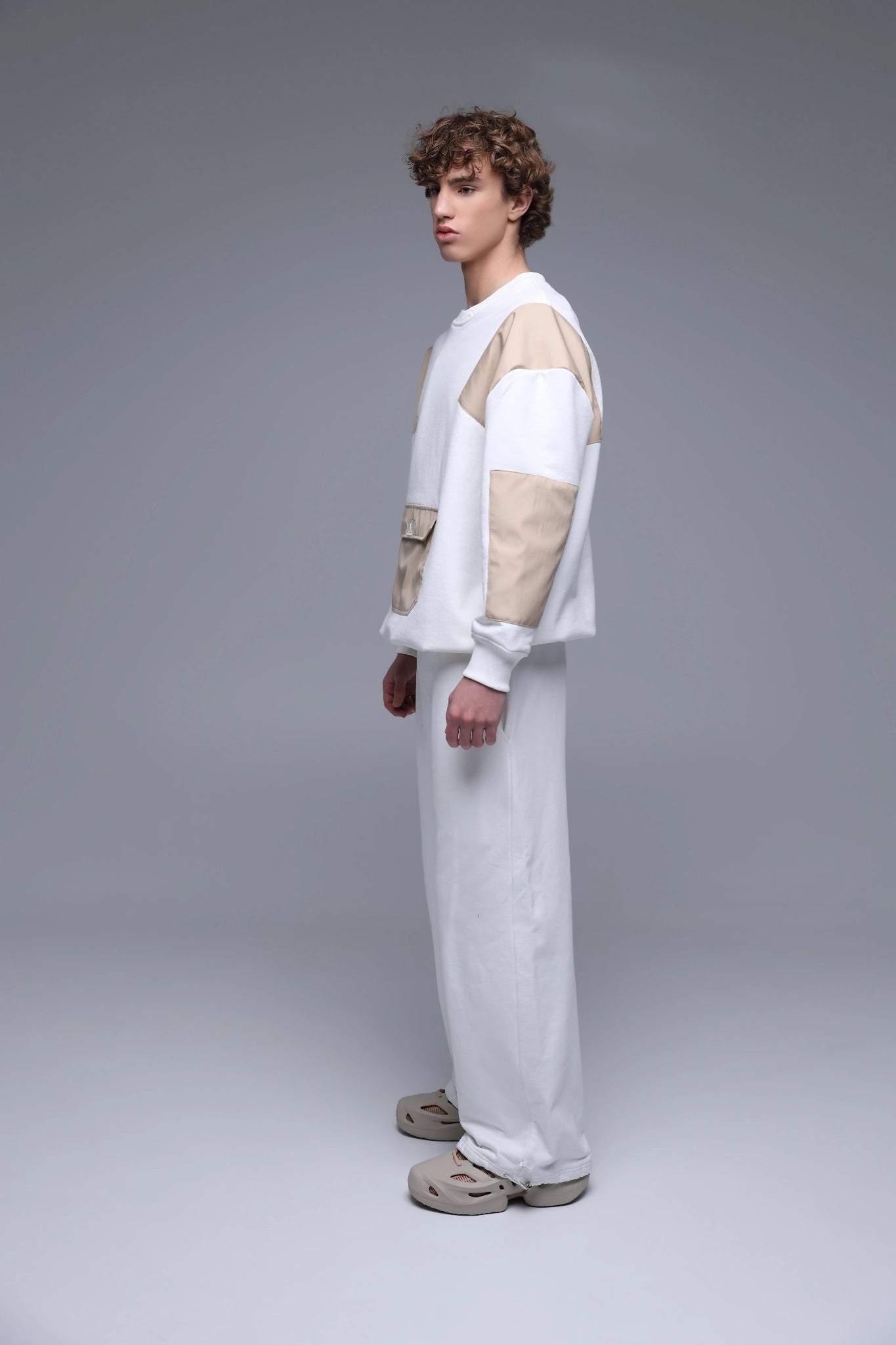 IVORY ACCENT SWEATSHIRT side detail