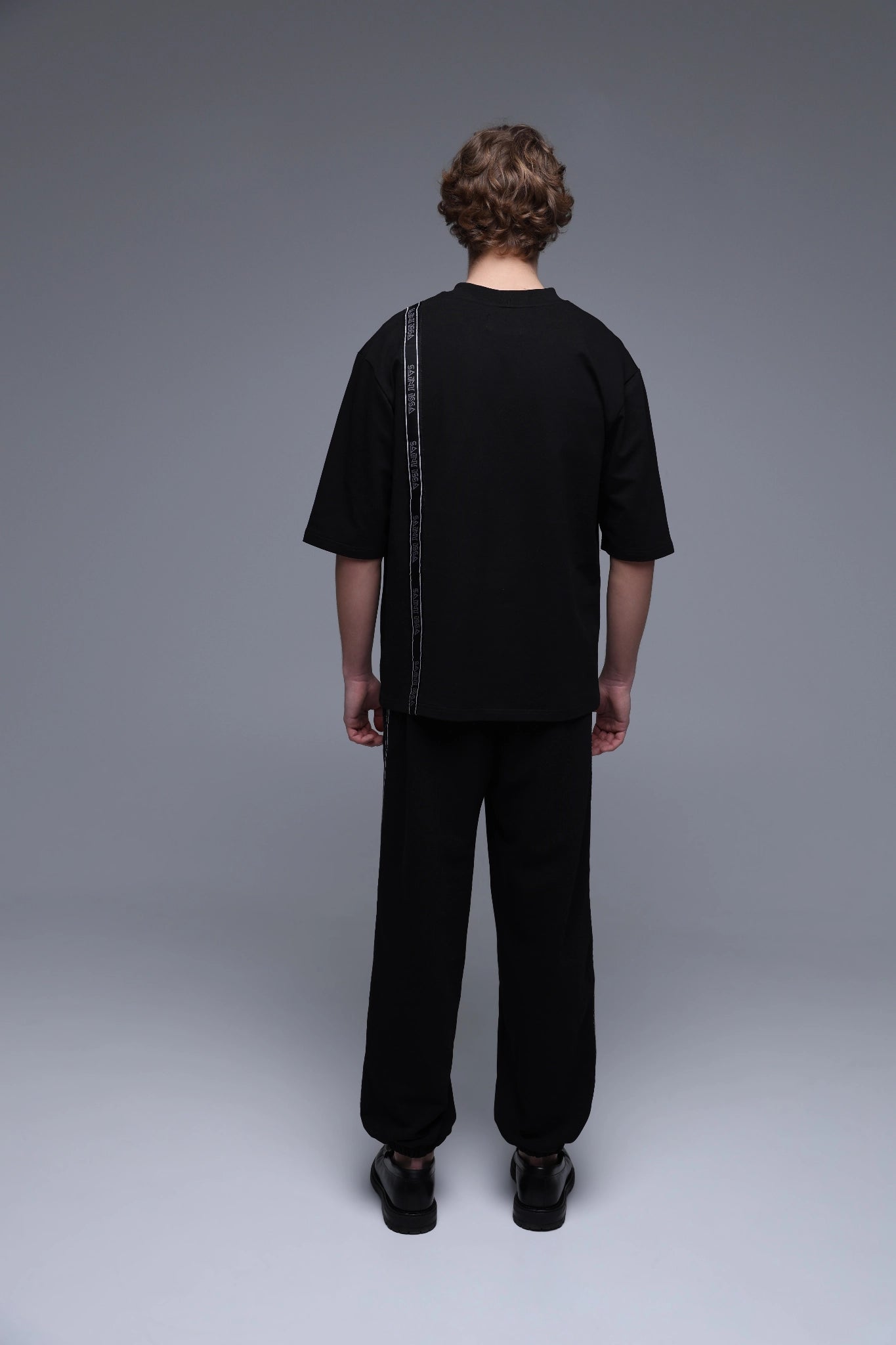 BLACK POCKET TEE rubber logo patch sleeve
