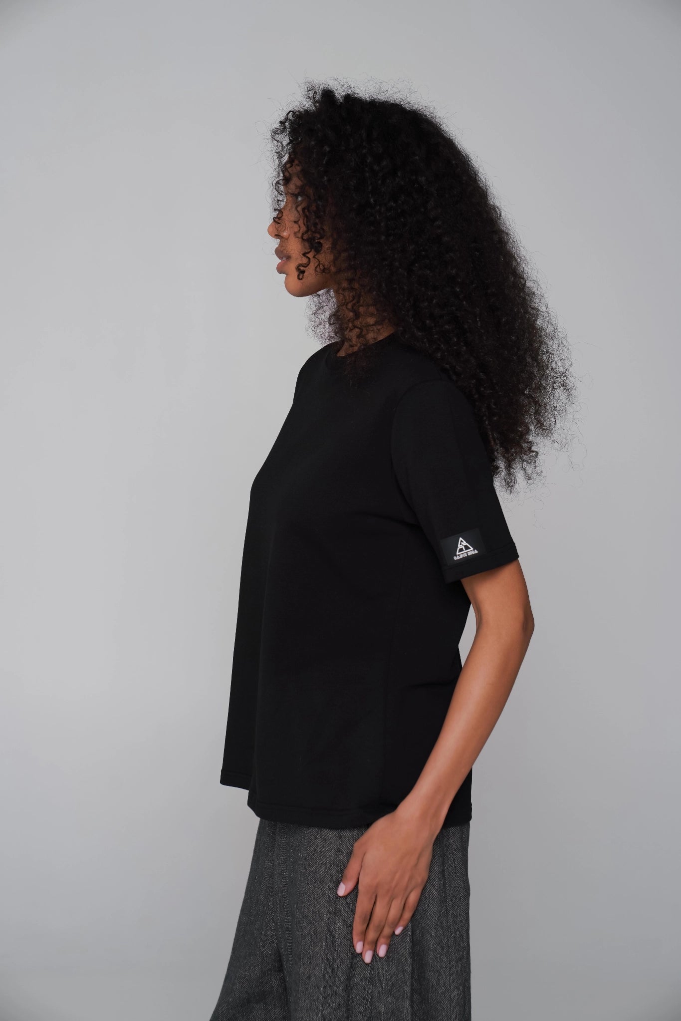 WOMEN'S PREMIUM BASIC T-SHIRT BLACK side view